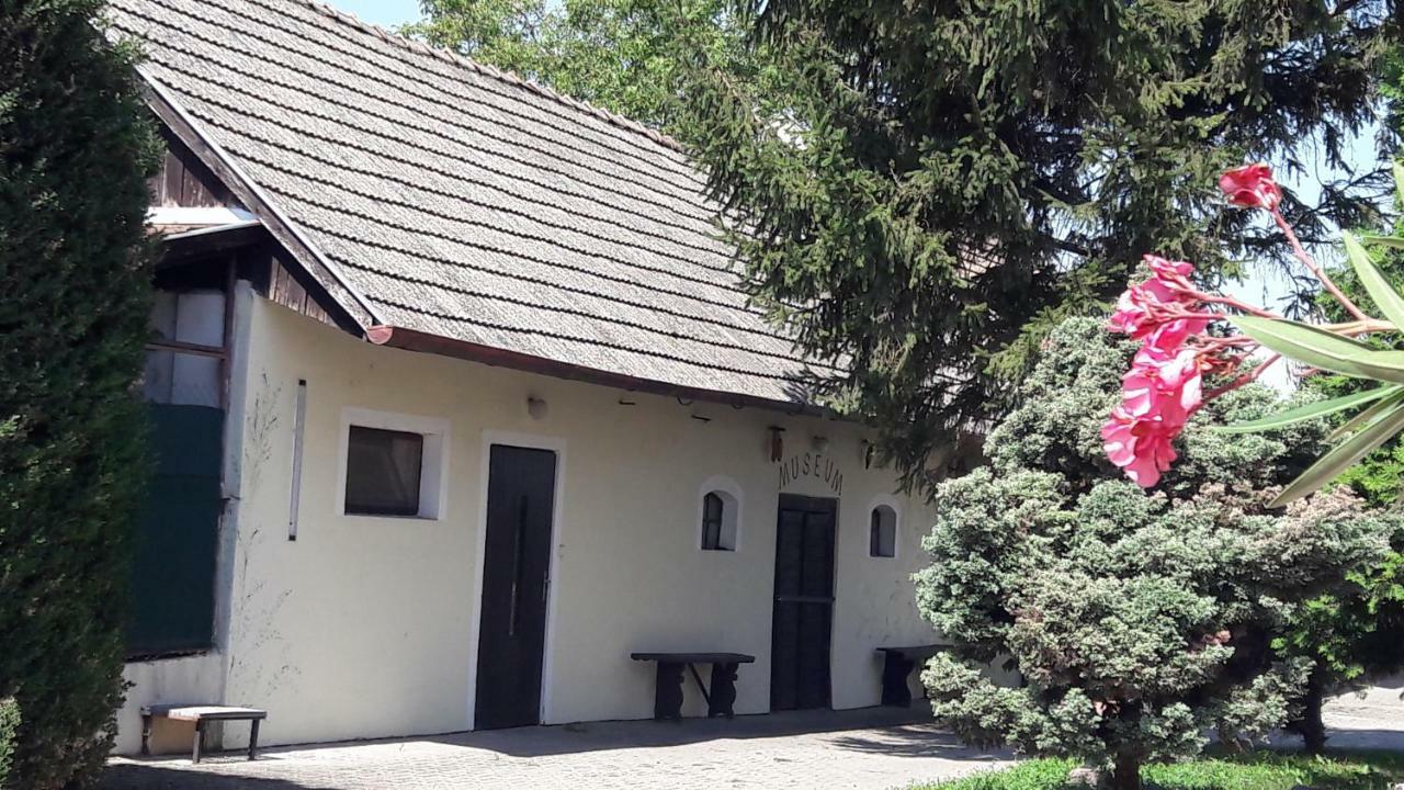 Penzion Europa Diakovce Bagian luar foto